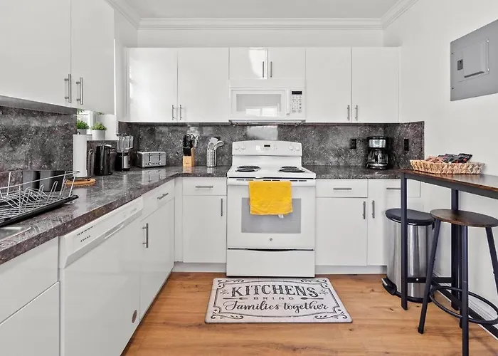 Comfy & Updated Apartment Centrally Located Minutes Away From Everything!